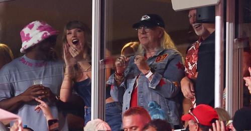 Taylor Swift Excitedly Hugs Donna Kelce After Travis Kelce Helps Patrick Mahomes Break Chiefs' Passing Record